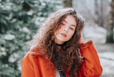 kiharat hiukset malli